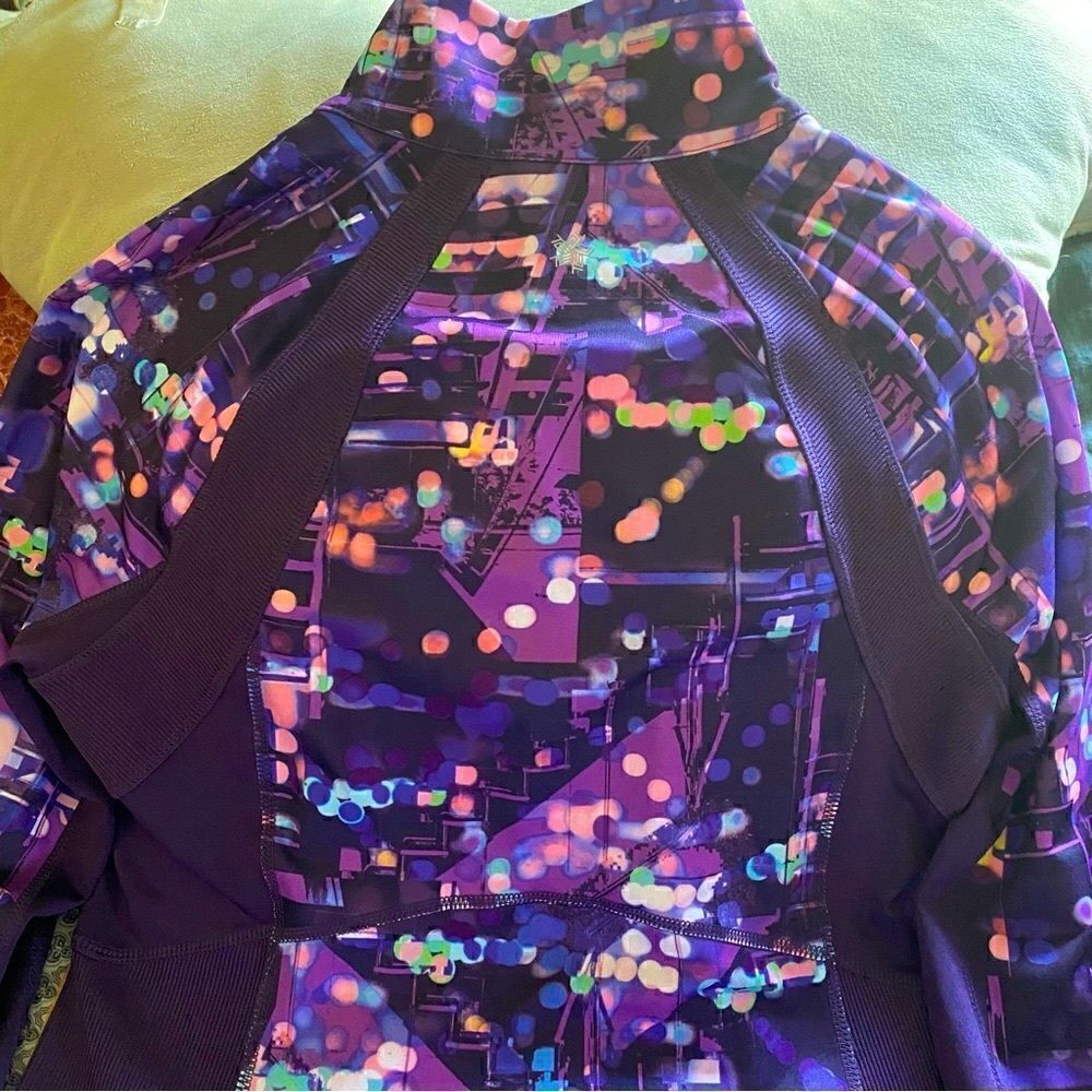 🍂 Athleisure top in purple & turquoise print, in very good condition sz M - Picture 2 of 8